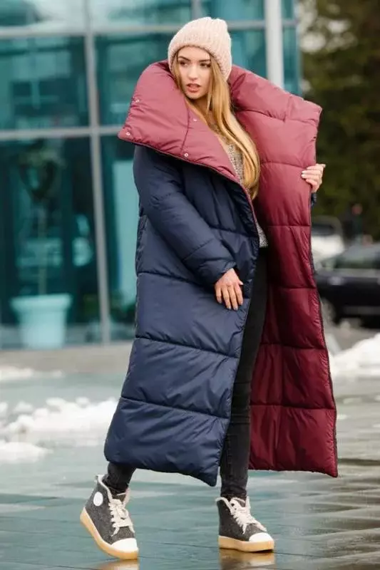 Batanije poshtë (112 foto): mantelet e dimrit të grave dhe xhaketa-batanije me kapuç dhe pa. Cfare te vesh? Modele me stil 315_21