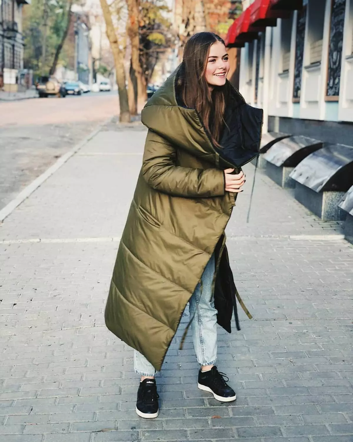 डाउन कंबल (112 फोटो): हुड आणि शिवाय महिला हिवाळ्यातील कोट्स आणि जॅकेट्स-कंबल. काय घालायचे? स्टाइलिश ब्रँड मॉडेल 315_22