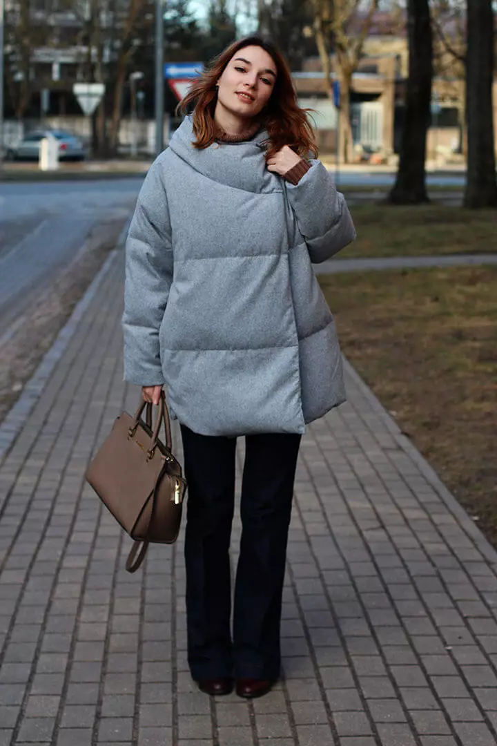 Batanije poshtë (112 foto): mantelet e dimrit të grave dhe xhaketa-batanije me kapuç dhe pa. Cfare te vesh? Modele me stil 315_24
