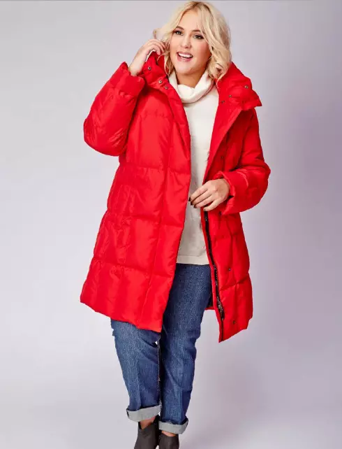 Pături în jos (112 fotografii): haine de iarnă pentru femei și jachete-pături cu o capotă și fără. Ce sa porti? Modele de marcă elegante 315_25