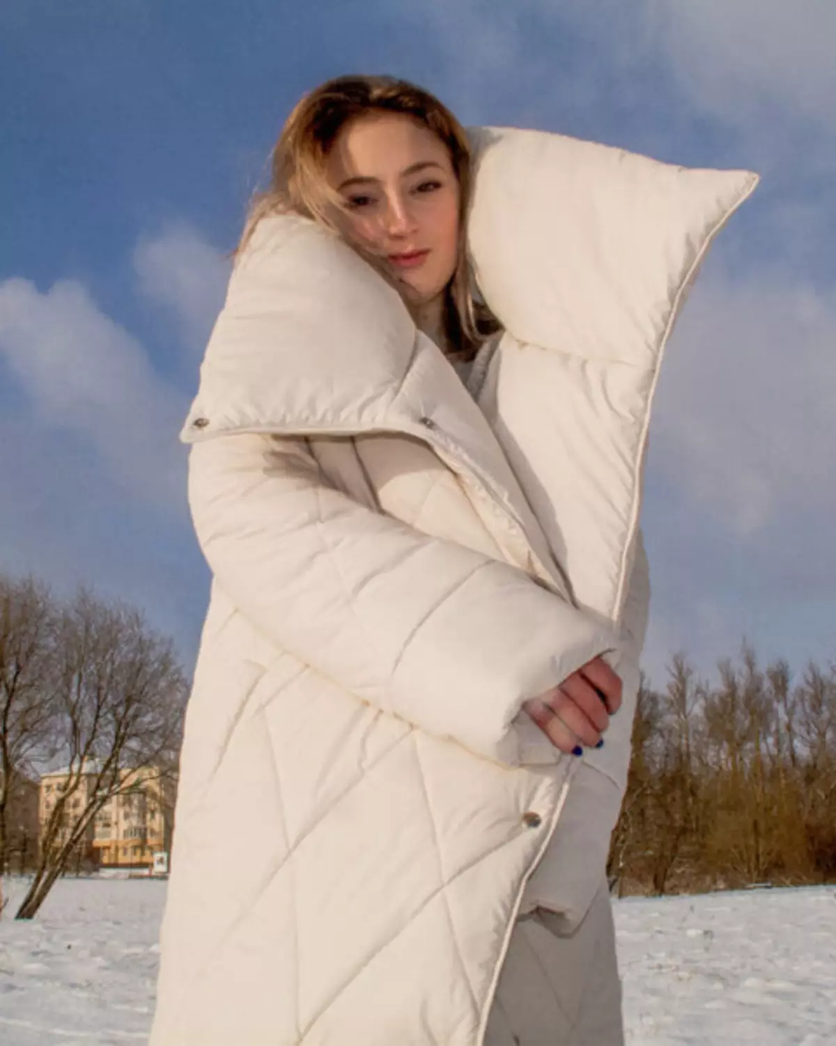 Долу ќебиња (112 фотографии): Женски зимски палта и јакни-ќебиња со хауба и без. Што да носат? Стилски модели на брендови 315_3