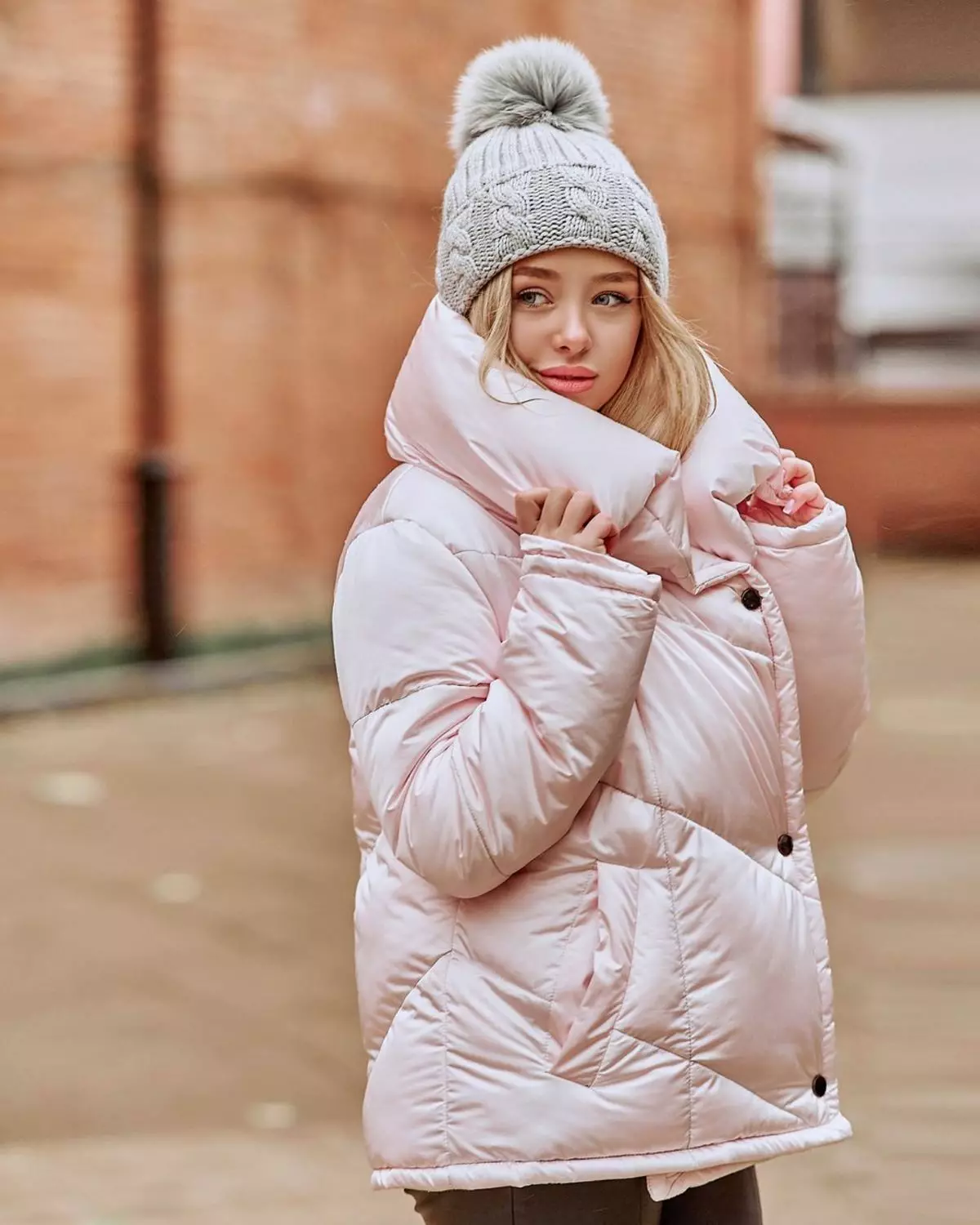 Долу ќебиња (112 фотографии): Женски зимски палта и јакни-ќебиња со хауба и без. Што да носат? Стилски модели на брендови 315_32