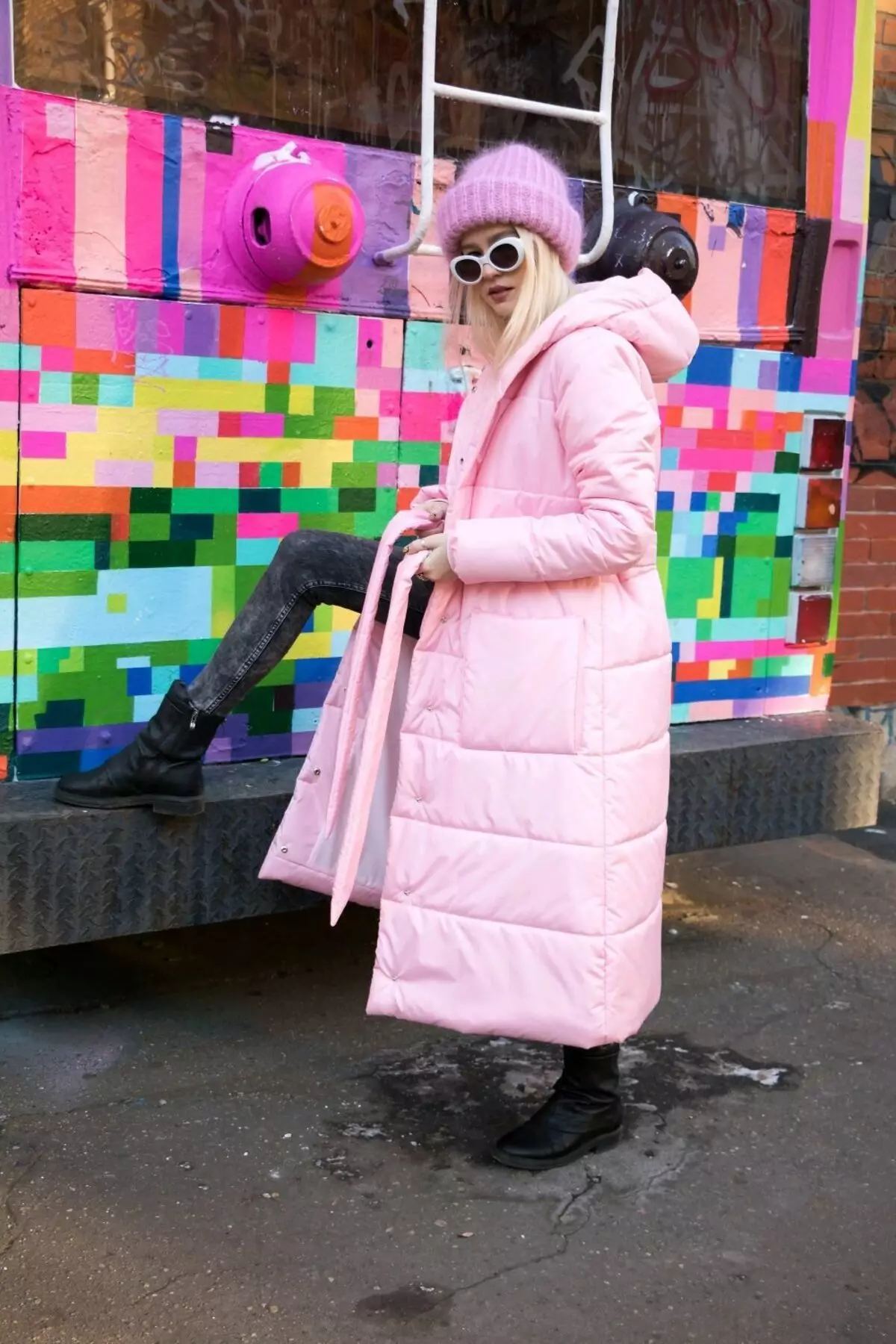 Batanije poshtë (112 foto): mantelet e dimrit të grave dhe xhaketa-batanije me kapuç dhe pa. Cfare te vesh? Modele me stil 315_34