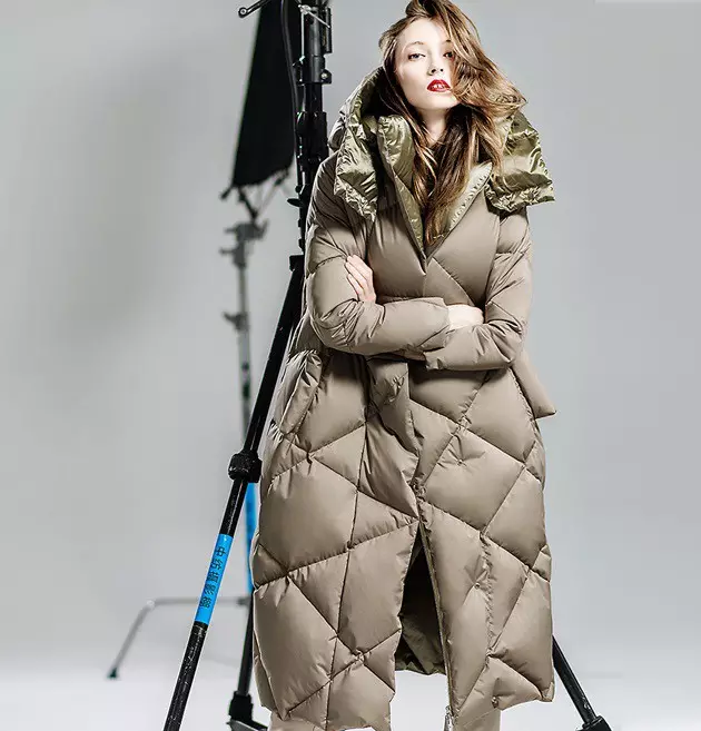 Batanije poshtë (112 foto): mantelet e dimrit të grave dhe xhaketa-batanije me kapuç dhe pa. Cfare te vesh? Modele me stil 315_36