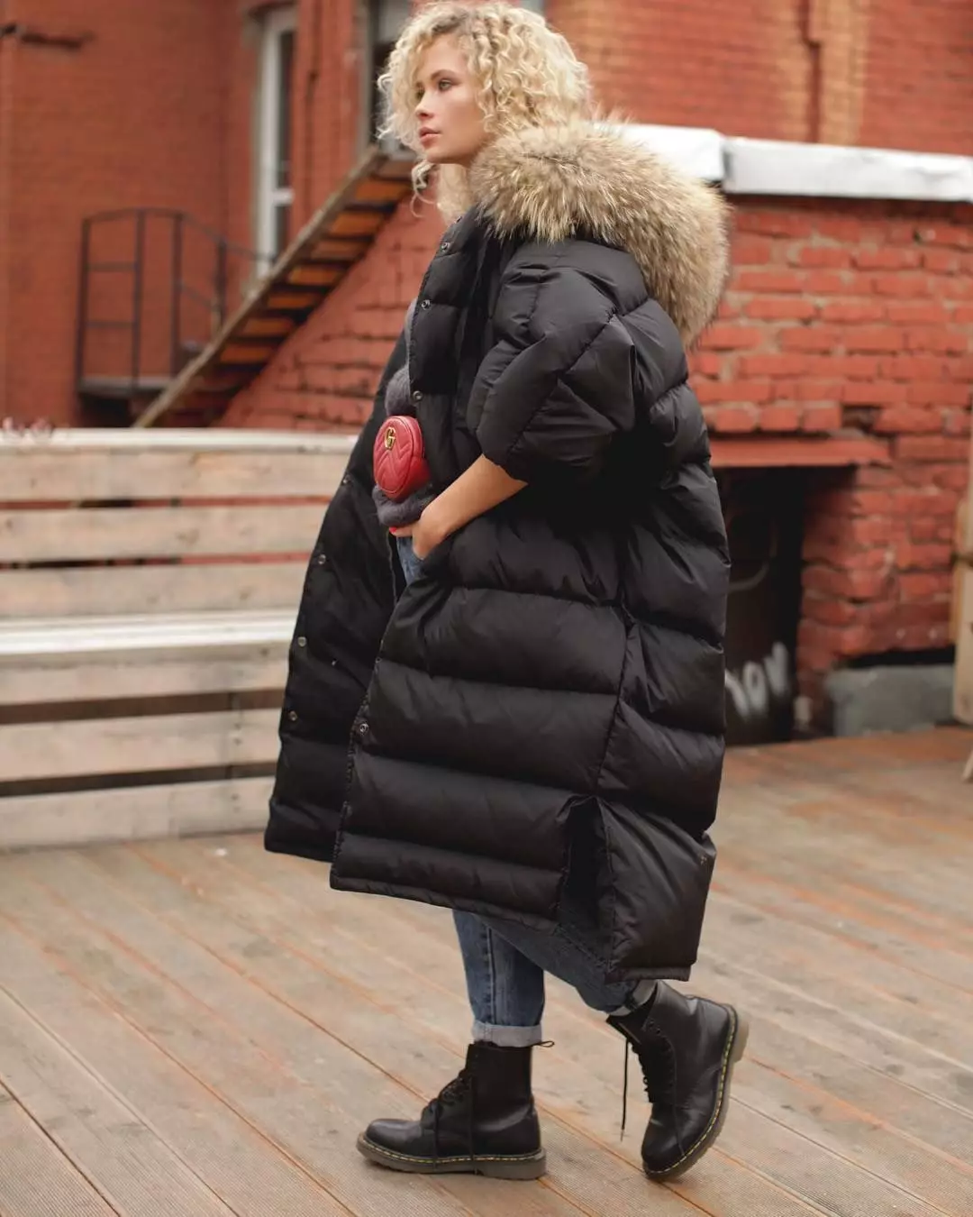 Batanije poshtë (112 foto): mantelet e dimrit të grave dhe xhaketa-batanije me kapuç dhe pa. Cfare te vesh? Modele me stil 315_37