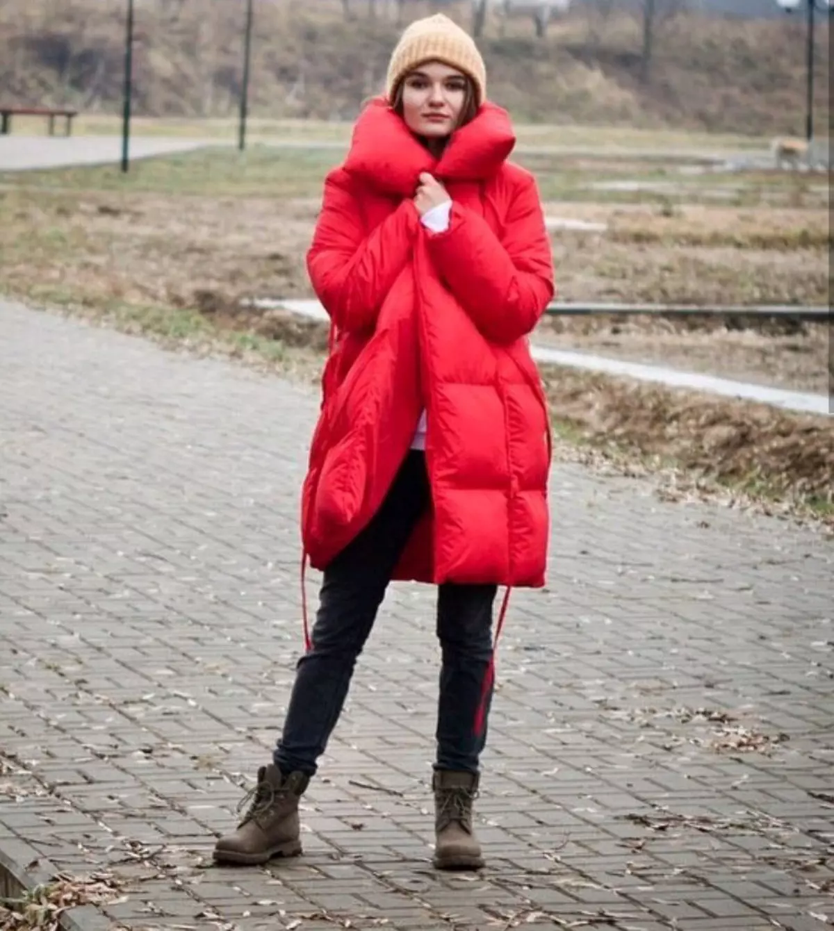 Batanije poshtë (112 foto): mantelet e dimrit të grave dhe xhaketa-batanije me kapuç dhe pa. Cfare te vesh? Modele me stil 315_42