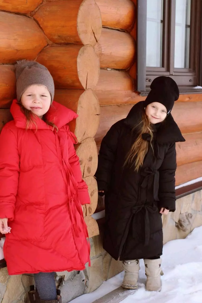 Долу ќебиња (112 фотографии): Женски зимски палта и јакни-ќебиња со хауба и без. Што да носат? Стилски модели на брендови 315_43