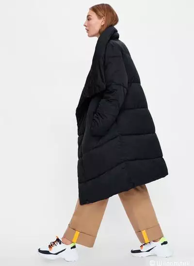 Batanije poshtë (112 foto): mantelet e dimrit të grave dhe xhaketa-batanije me kapuç dhe pa. Cfare te vesh? Modele me stil 315_44