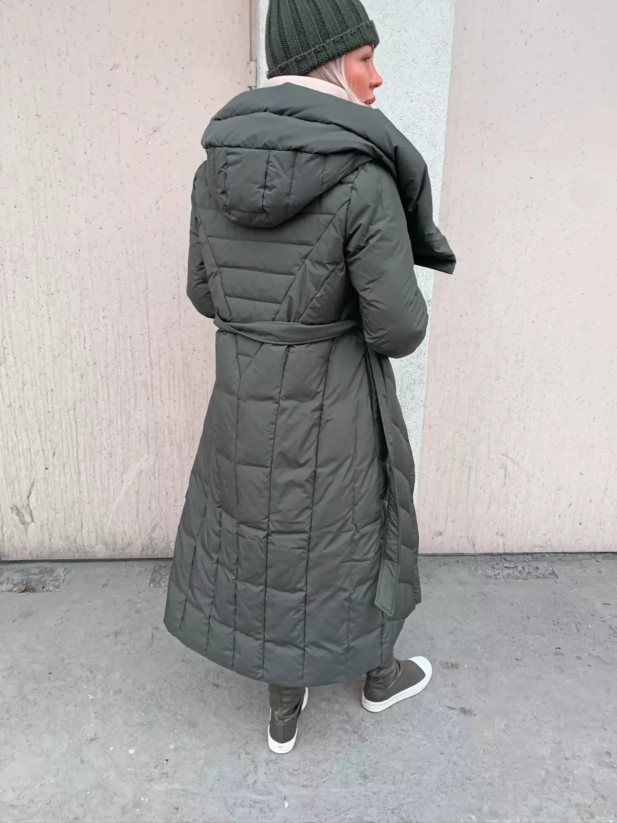 Dolné prikrývky (112 fotografií): Dámske zimné kabáty a bundy s kapucňou a bez. Čo nosiť? Štýlové modely značky 315_46