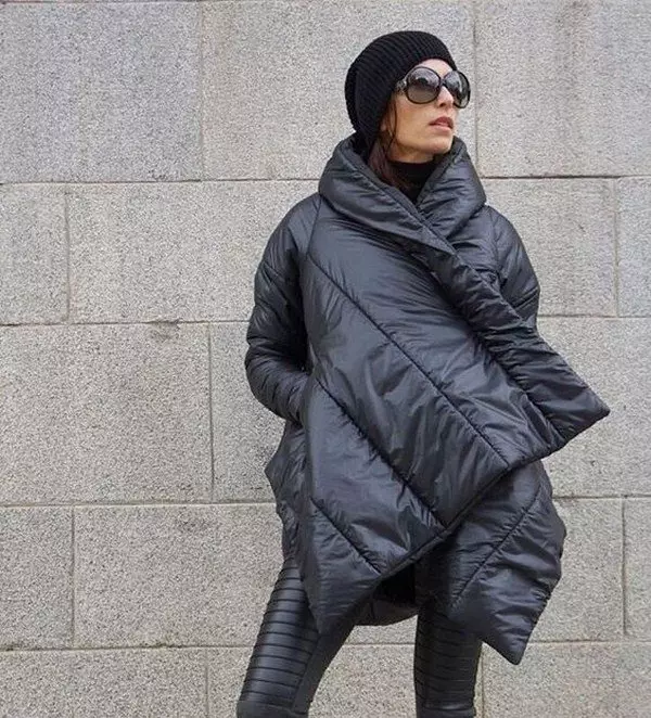Batanije poshtë (112 foto): mantelet e dimrit të grave dhe xhaketa-batanije me kapuç dhe pa. Cfare te vesh? Modele me stil 315_47