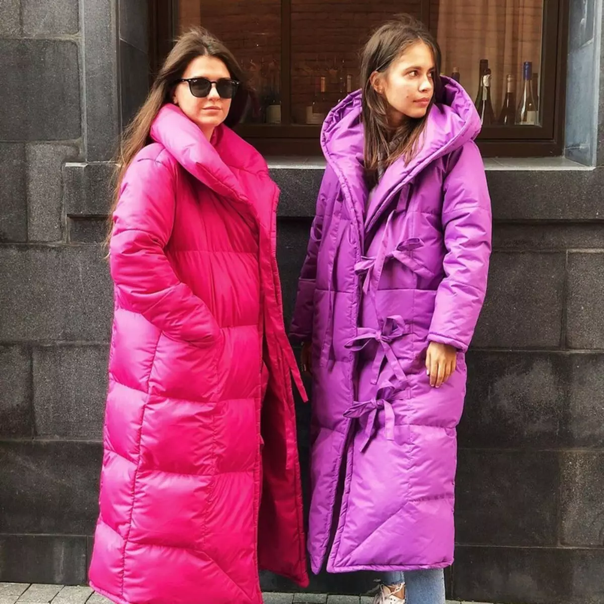 Batanije poshtë (112 foto): mantelet e dimrit të grave dhe xhaketa-batanije me kapuç dhe pa. Cfare te vesh? Modele me stil 315_5
