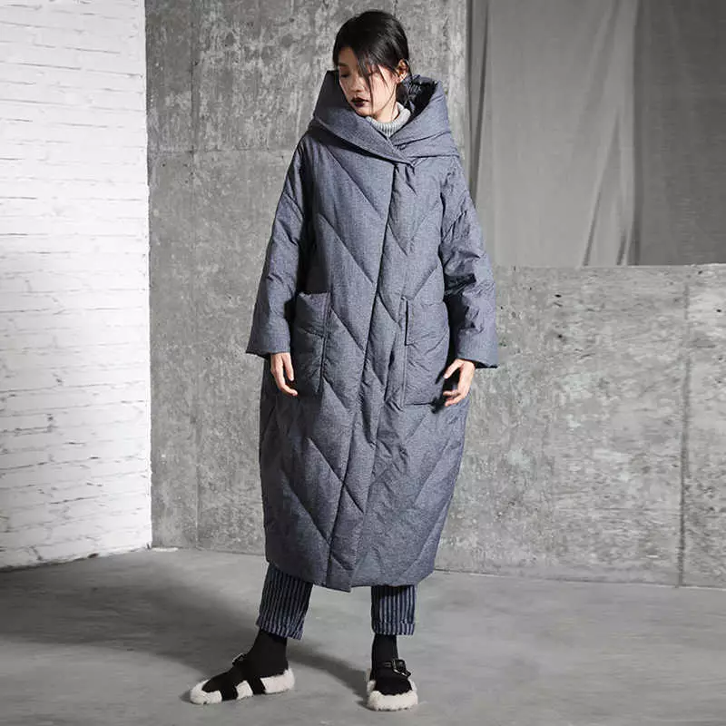 Долу ќебиња (112 фотографии): Женски зимски палта и јакни-ќебиња со хауба и без. Што да носат? Стилски модели на брендови 315_50
