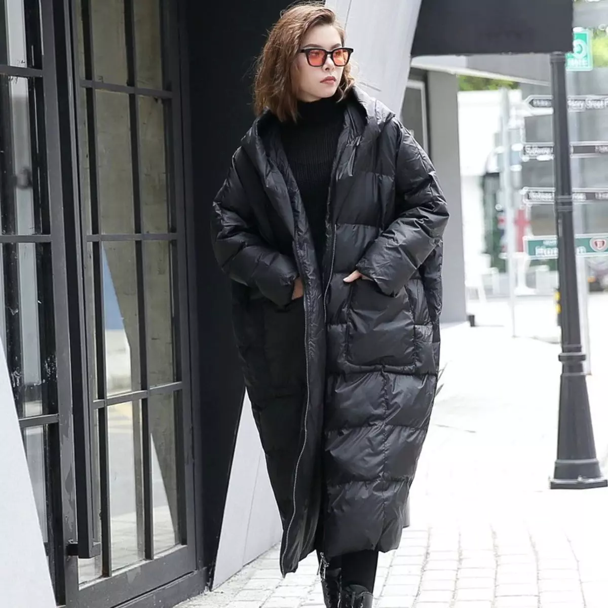 Baixo cobertores (112 fotos): casacos de inverno feminino e coletes-cobertores com um capuz e sem. O que vestir? Modelos de marca elegante 315_53