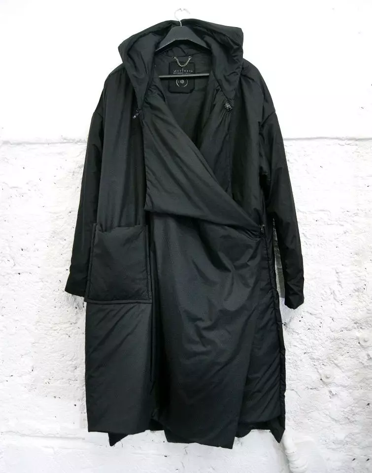 Tipis bawah (112 foto): Kotak musim sejuk wanita dan jaket-selimut dengan tudung dan tanpa. Apa yang hendak dipakai? Model jenama yang bergaya 315_54