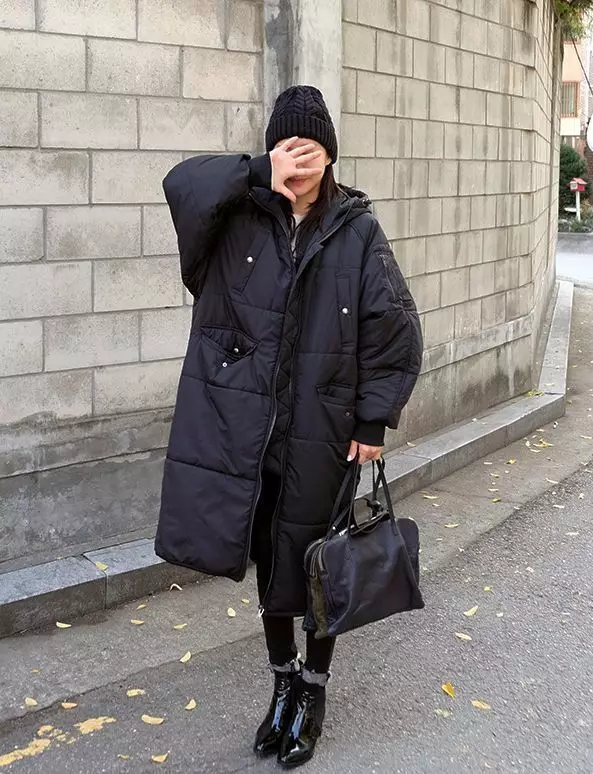 Batanije poshtë (112 foto): mantelet e dimrit të grave dhe xhaketa-batanije me kapuç dhe pa. Cfare te vesh? Modele me stil 315_55
