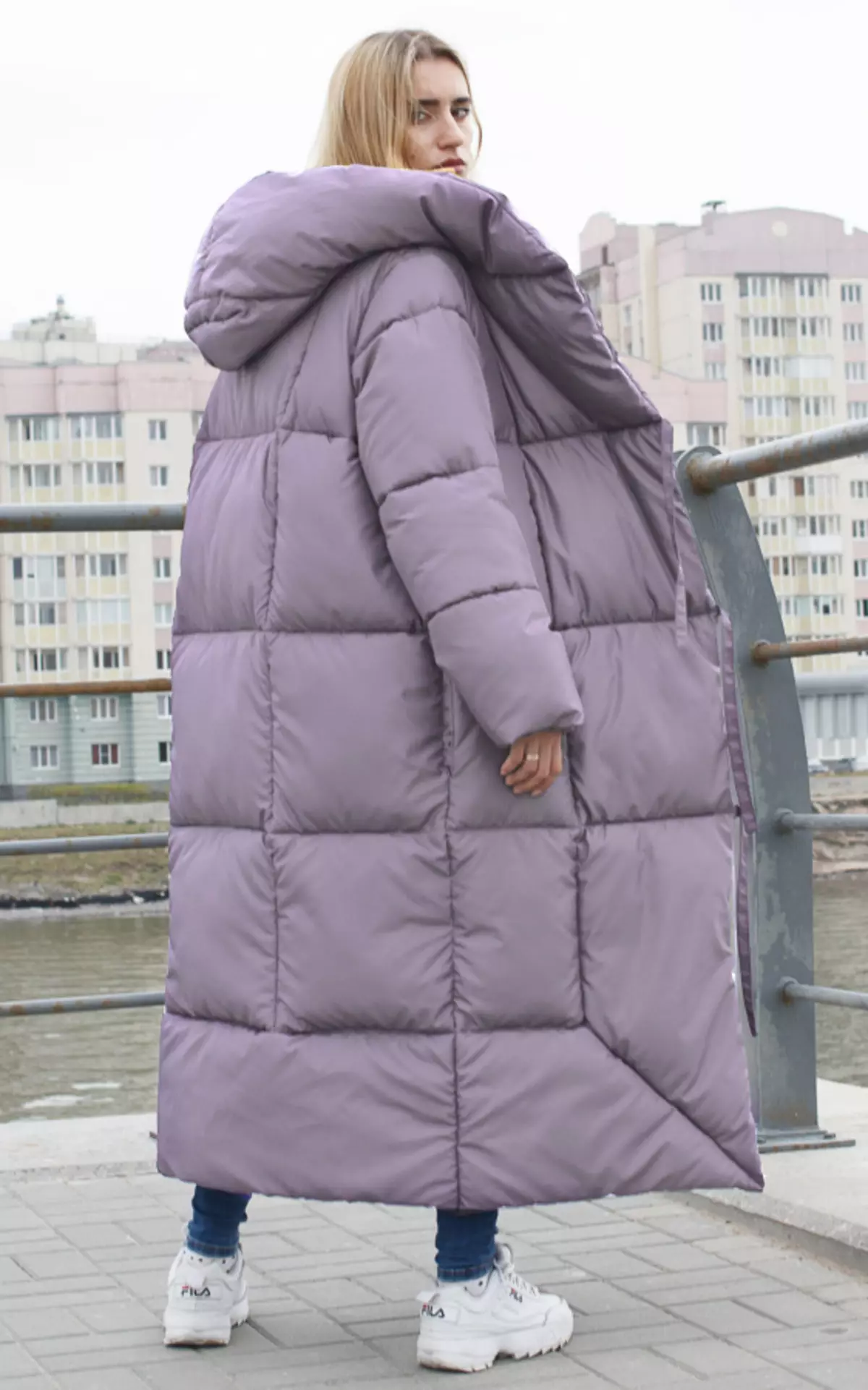 Batanije poshtë (112 foto): mantelet e dimrit të grave dhe xhaketa-batanije me kapuç dhe pa. Cfare te vesh? Modele me stil 315_57