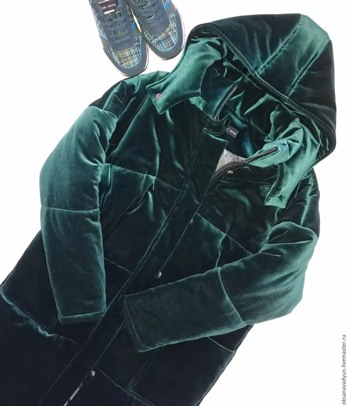 Batanije poshtë (112 foto): mantelet e dimrit të grave dhe xhaketa-batanije me kapuç dhe pa. Cfare te vesh? Modele me stil 315_62
