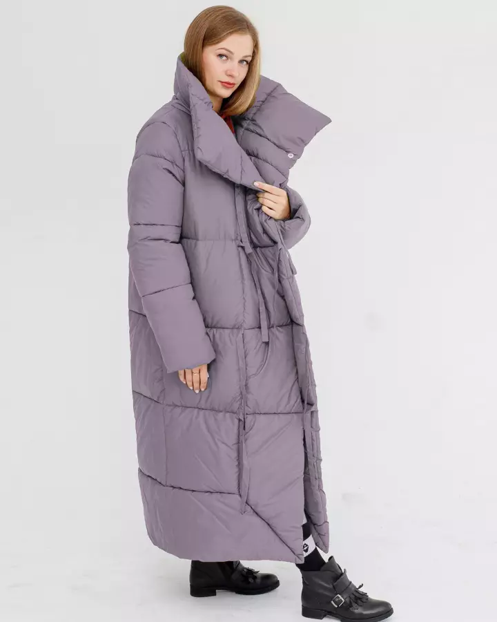 Dolje deke (112 fotografije): Ženski zimski kaputi i jakne-pokrivači s poklopcem i bez. Što odjenuti? Modeli modeli marke 315_64