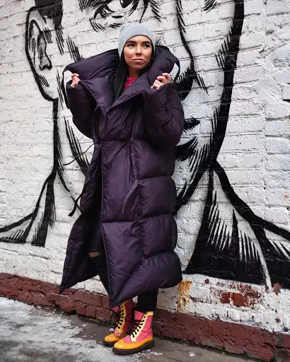 Selimut Down (112 foto): Mantel musim dingin wanita dan jaket-selimut dengan tudung dan tanpa. Apa yang harus dipakai? Model merek bergaya 315_65
