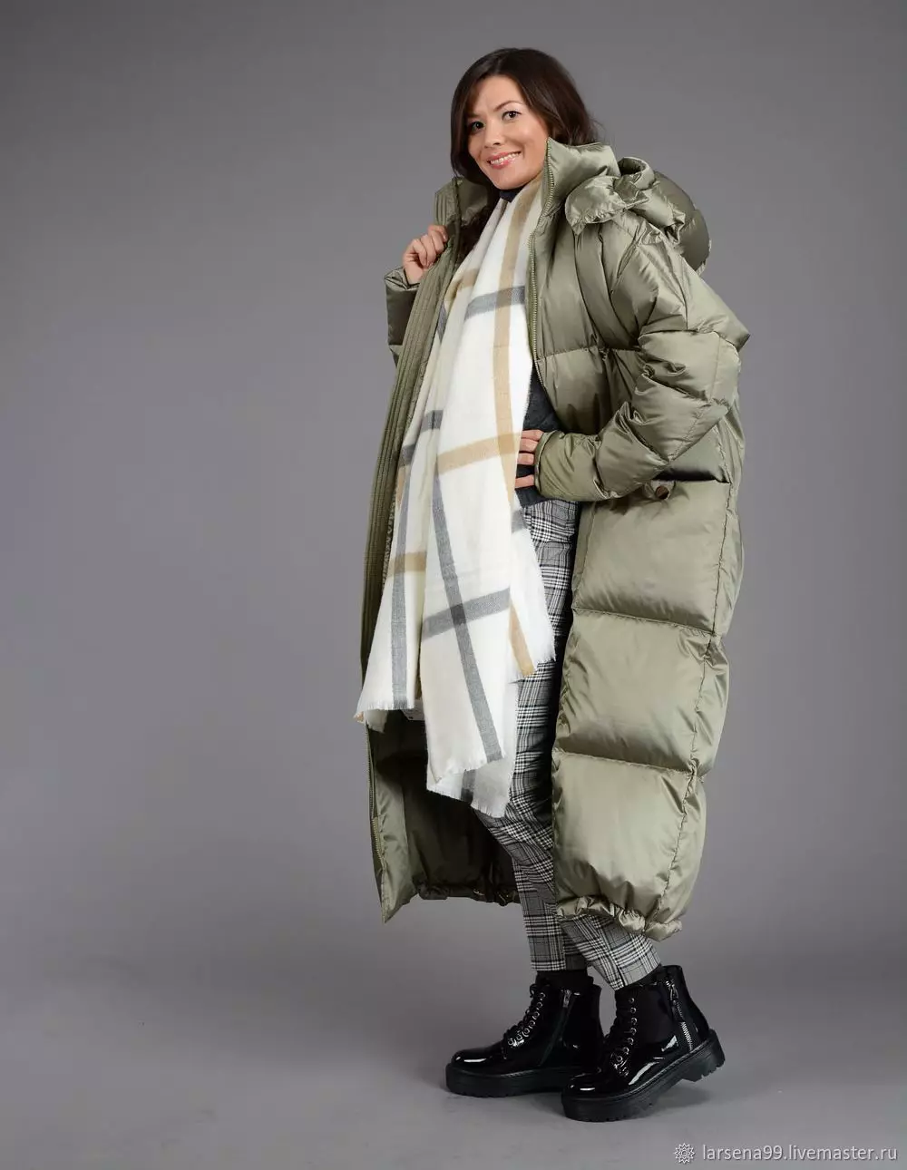 Batanije poshtë (112 foto): mantelet e dimrit të grave dhe xhaketa-batanije me kapuç dhe pa. Cfare te vesh? Modele me stil 315_66