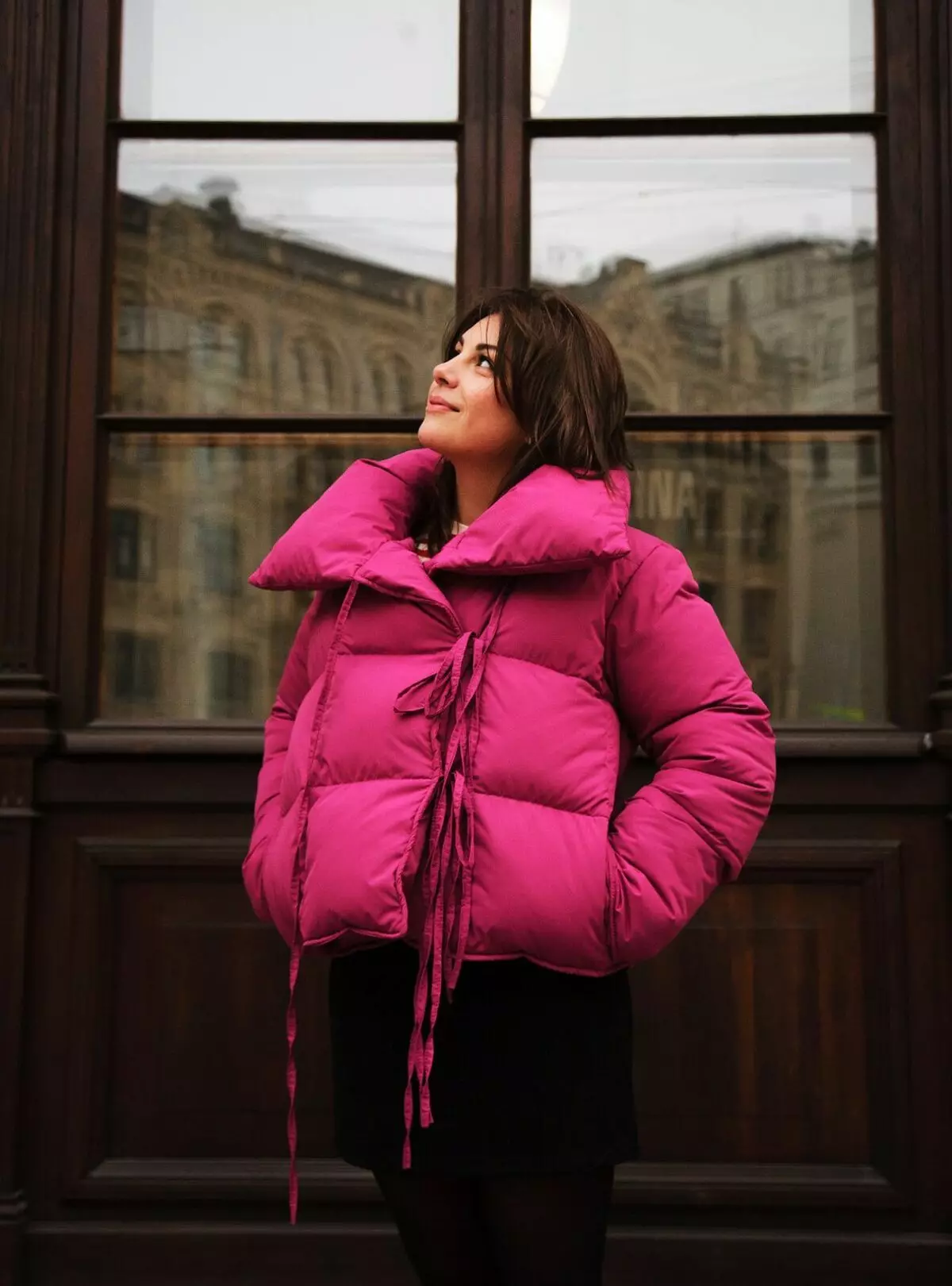 Mantas abaixo (112 fotos): abrigo de inverno das mulleres e chaquetas-mantas con capucha e sen. Que vestir? Modelos de marca elegante 315_67