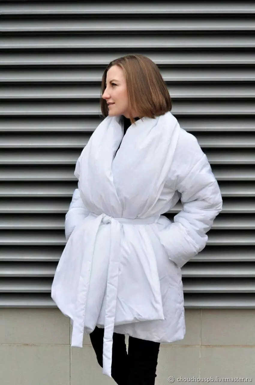 Надолу одеяла (112 снимки): женски зимни палта и якета-одеяла с качулка и без. Какво да облека? Стилни модели на марката 315_68