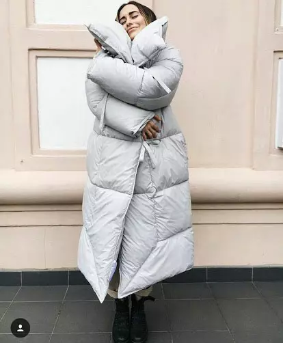 Долу ќебиња (112 фотографии): Женски зимски палта и јакни-ќебиња со хауба и без. Што да носат? Стилски модели на брендови 315_7