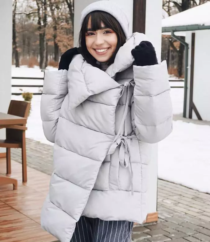 Batanije poshtë (112 foto): mantelet e dimrit të grave dhe xhaketa-batanije me kapuç dhe pa. Cfare te vesh? Modele me stil 315_70
