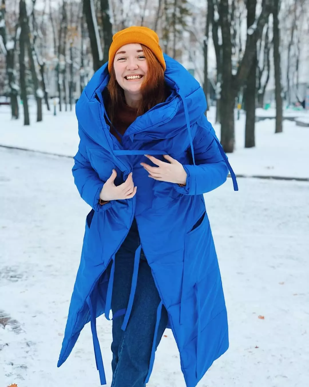 پتو پایین (112 عکس): کت های زمستانی زنان و کت پتو با هود و بدون. چه چیزی را می پوشند؟ مدل های نام تجاری شیک 315_77