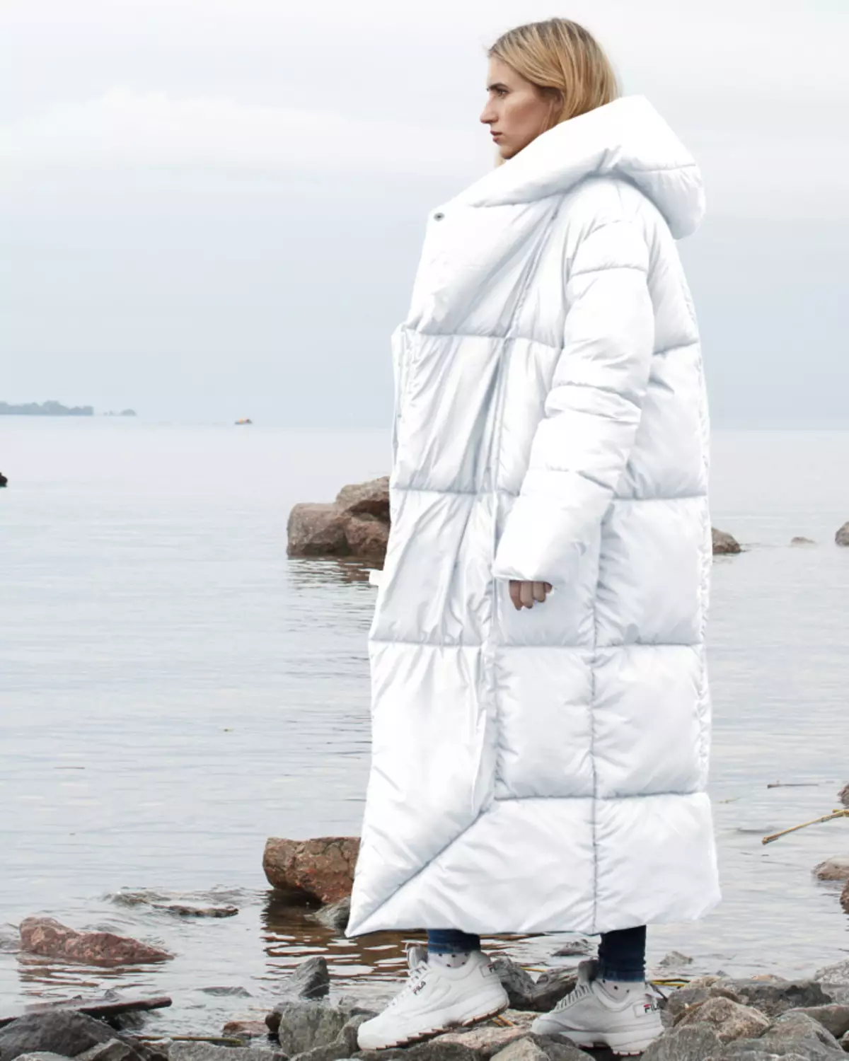 तल कम्बलहरू (112 फोटोहरू): महिला शीतकालीन कोट र ज्याकेटहरू-कम्बलहरू हुड र बिना। के लगाउने? स्टाइलिश ब्रान्ड मोडेलहरू 315_79