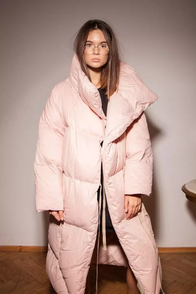 Tipis bawah (112 foto): Kotak musim sejuk wanita dan jaket-selimut dengan tudung dan tanpa. Apa yang hendak dipakai? Model jenama yang bergaya 315_80