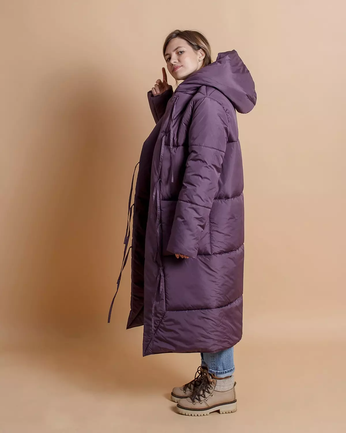Dolje deke (112 fotografije): Ženski zimski kaputi i jakne-pokrivači s poklopcem i bez. Što odjenuti? Modeli modeli marke 315_82