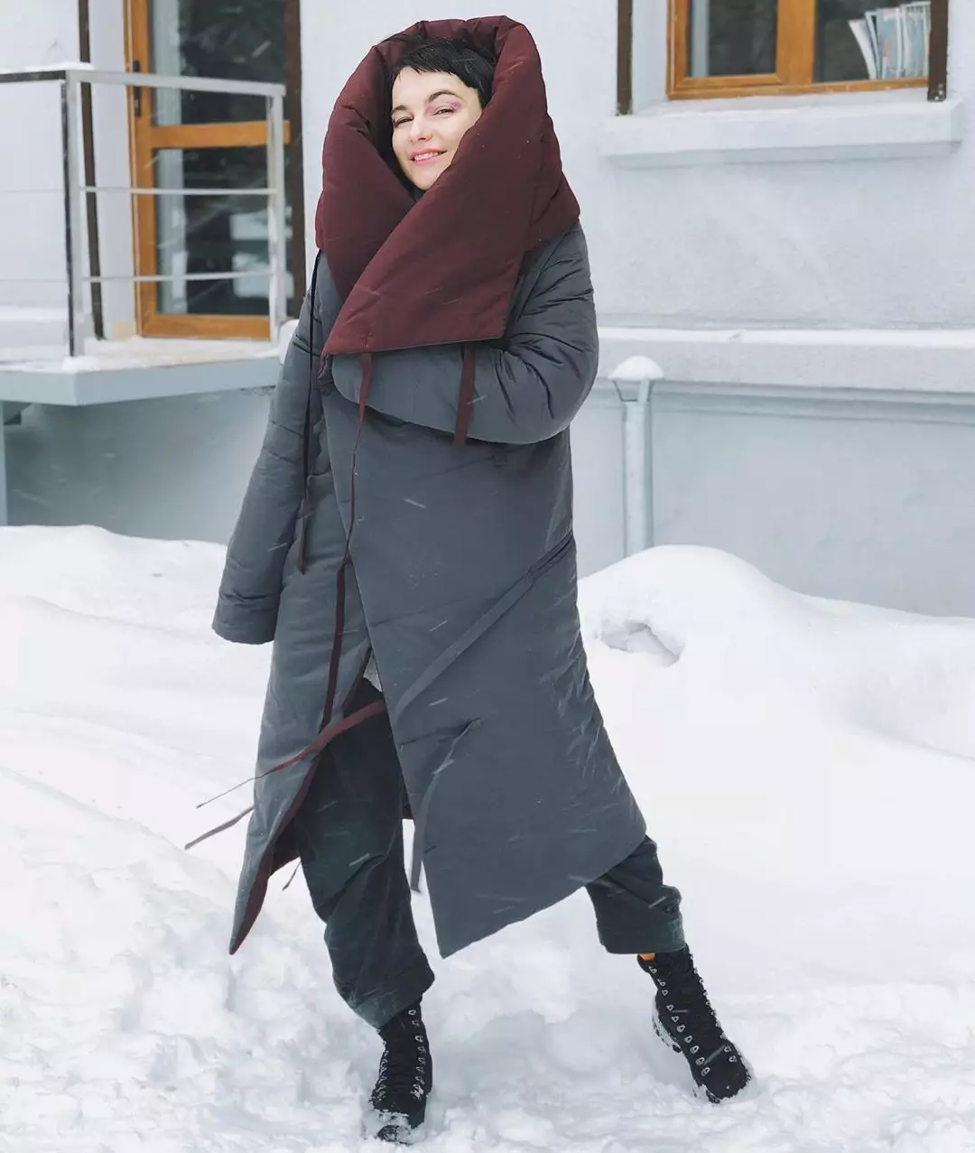 Надолу одеяла (112 снимки): женски зимни палта и якета-одеяла с качулка и без. Какво да облека? Стилни модели на марката 315_83