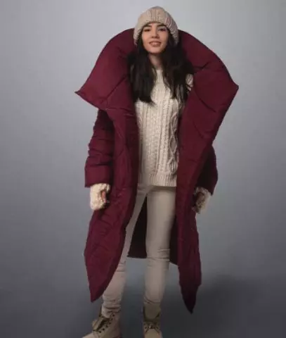 Batanije poshtë (112 foto): mantelet e dimrit të grave dhe xhaketa-batanije me kapuç dhe pa. Cfare te vesh? Modele me stil 315_84