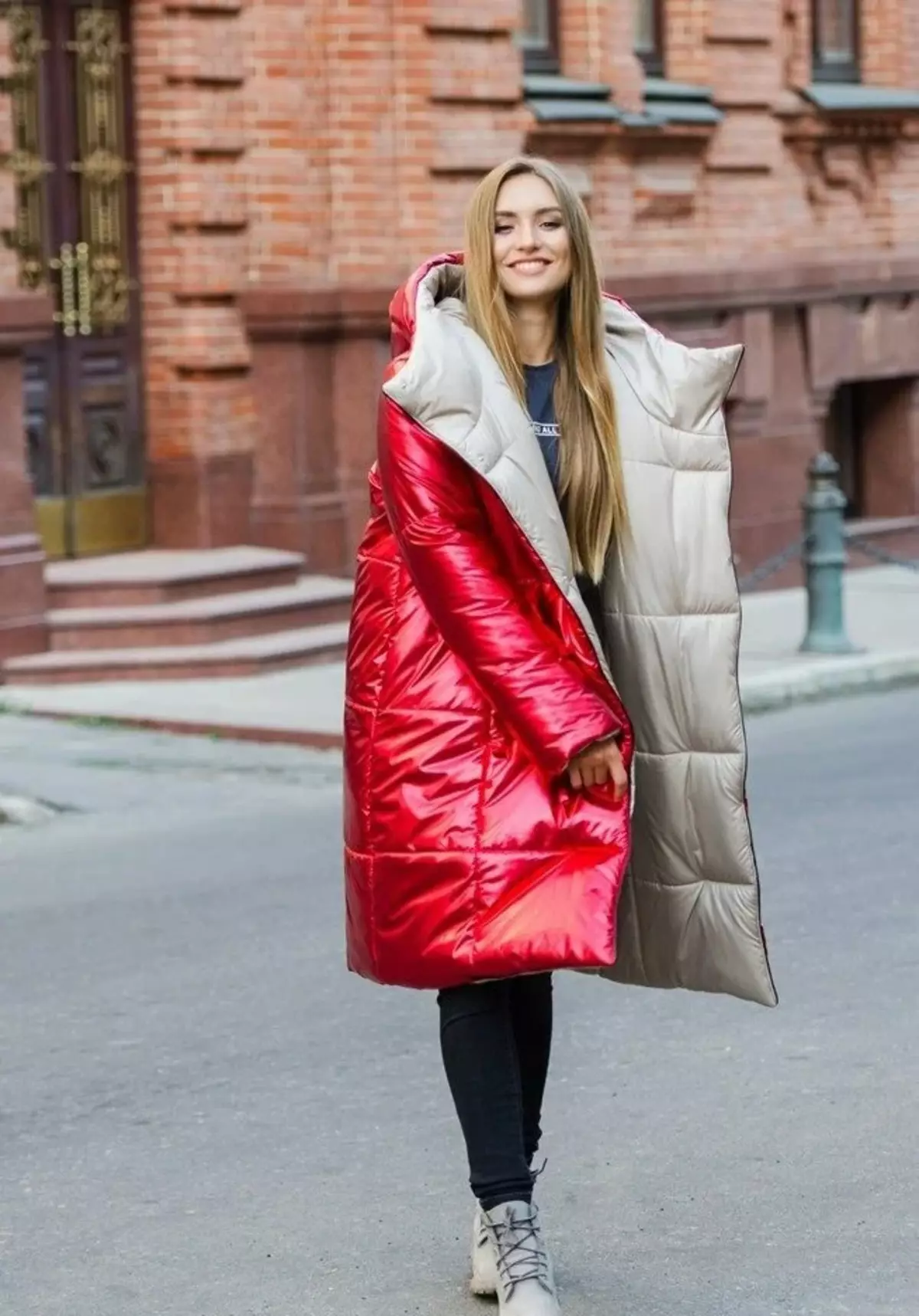 Mantas abaixo (112 fotos): abrigo de inverno das mulleres e chaquetas-mantas con capucha e sen. Que vestir? Modelos de marca elegante 315_86