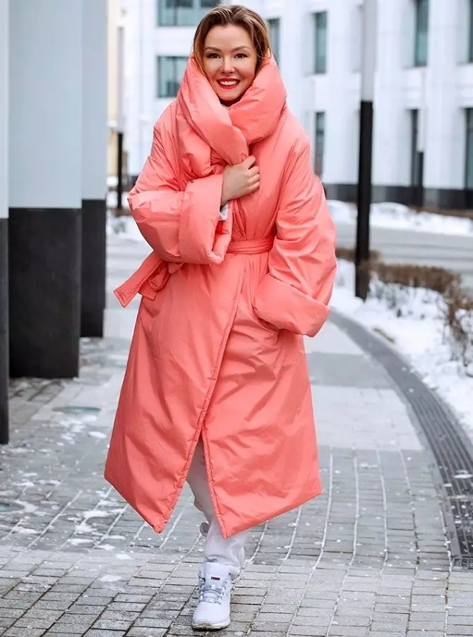Selimut Down (112 foto): Mantel musim dingin wanita dan jaket-selimut dengan tudung dan tanpa. Apa yang harus dipakai? Model merek bergaya 315_87