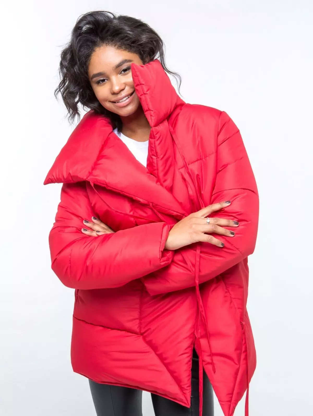 Pături în jos (112 fotografii): haine de iarnă pentru femei și jachete-pături cu o capotă și fără. Ce sa porti? Modele de marcă elegante 315_88