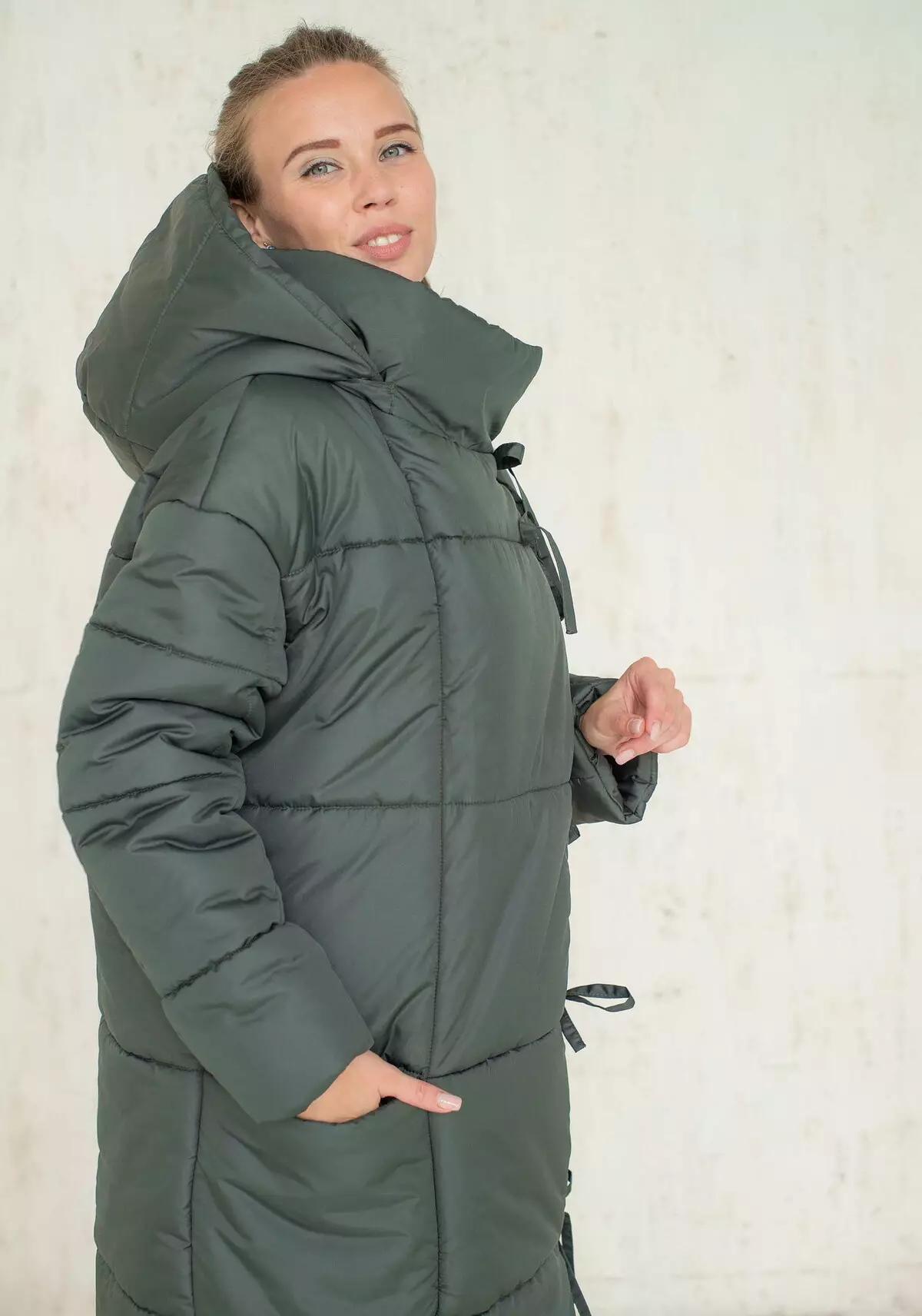 Selimut Down (112 foto): Mantel musim dingin wanita dan jaket-selimut dengan tudung dan tanpa. Apa yang harus dipakai? Model merek bergaya 315_90