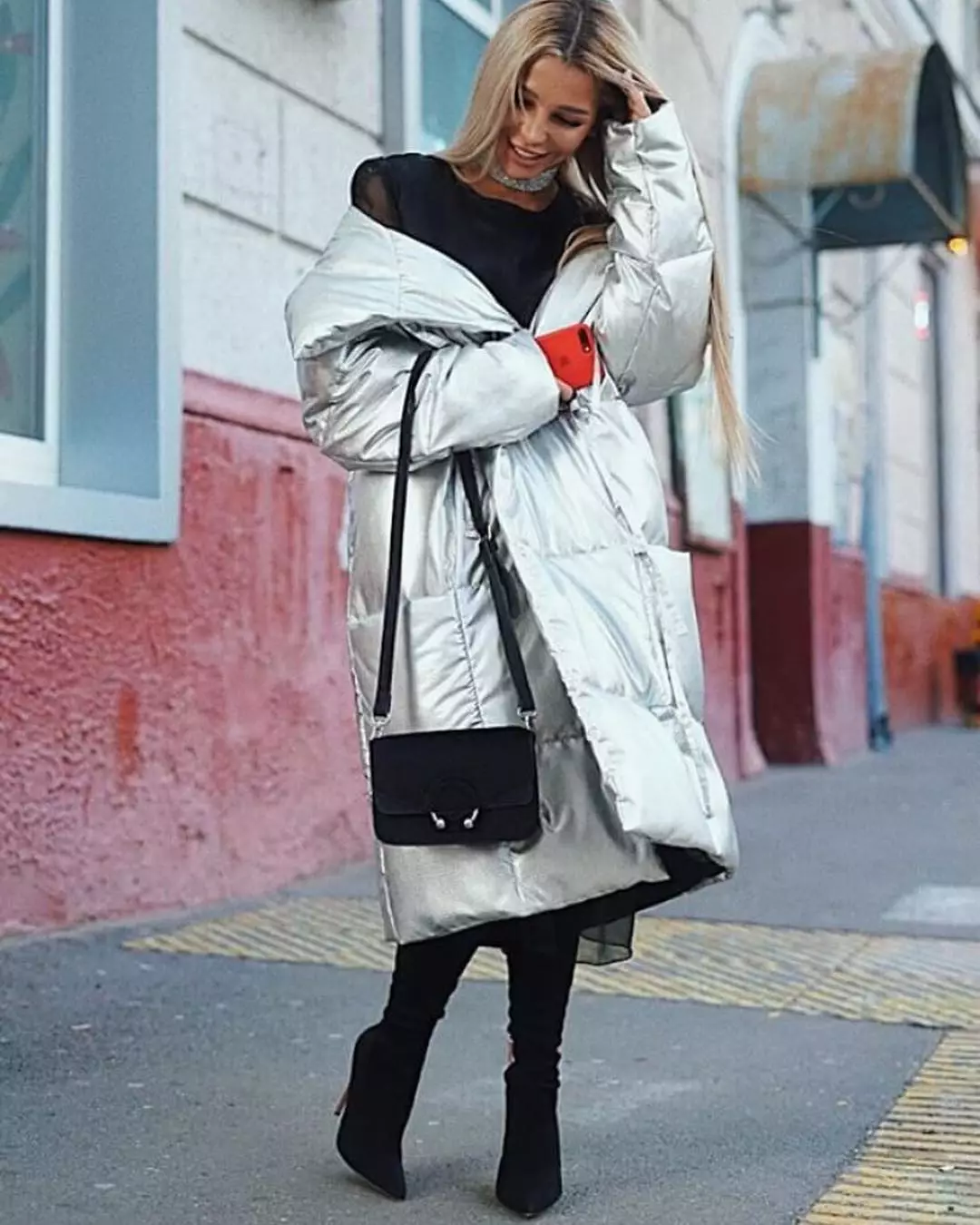 Dolje deke (112 fotografije): Ženski zimski kaputi i jakne-pokrivači s poklopcem i bez. Što odjenuti? Modeli modeli marke 315_95