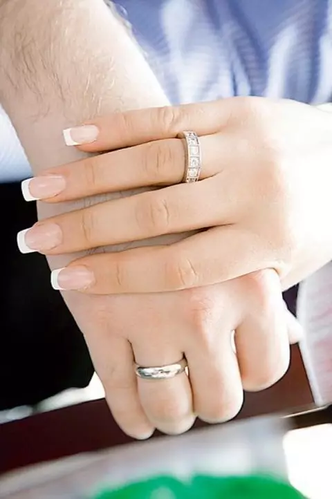 Bijeli zlatni prstenovi (101 fotografije): široki prstenovi i minđuše sa safirom, smaragdom i topazom 3160_4