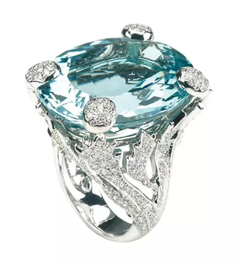 ແຫວນຄໍາສີຂາວ (101 ຮູບ): ແຫວນກວ້າງແລະຕຸ້ມຫູທີ່ມີ sapphire, Emerald ແລະ topaz 3160_73