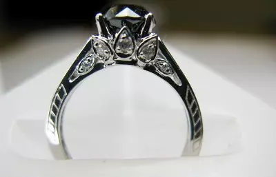 Ring mit schwarzem Diamant (51 Fotos): mit schwarzen und weißen Steinen, Ringspur mit großen Diamanten und Perlen 3162_11