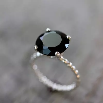 Pierścionek z czarnym diamentem (51 zdjęć): z czarno-białymi kamieniami, obwodnicy z dużym diamentem i perłami 3162_17