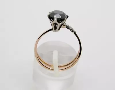 戒指與黑鑽石（51張照片）：黑色和白色石頭，帶有大鑽石和珍珠的環軌道 3162_24