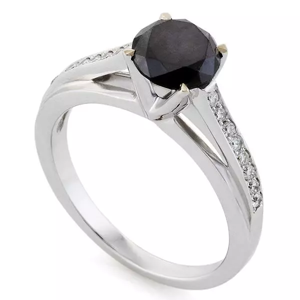 Anell amb el diamant negre (51 fotos): amb pedres en blanc i negre, anell de la pista amb gran diamant i perles 3162_25