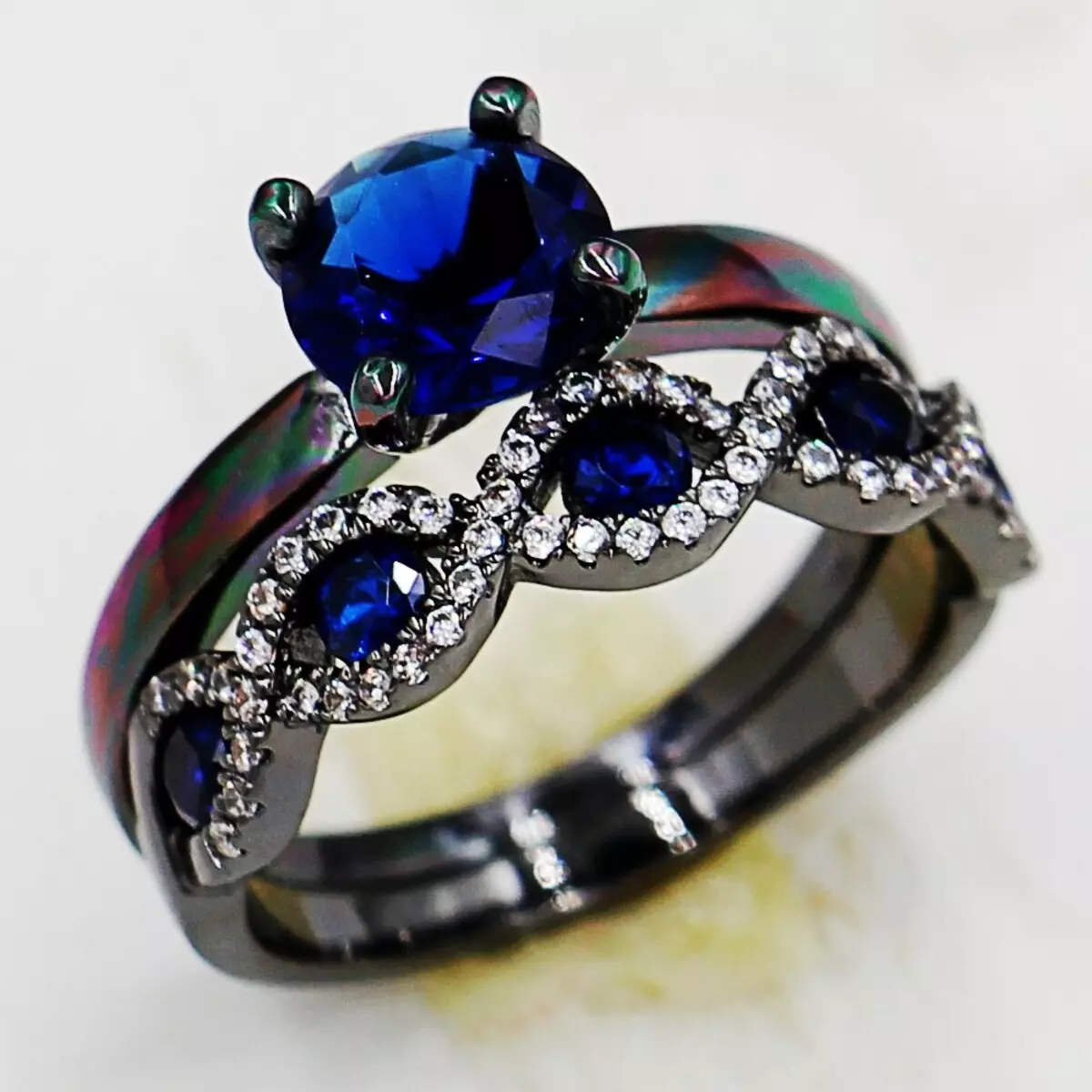 Unazë me diamant të zi (51 foto): me gurë të zinj dhe të bardhë, unazë me diamant të madh dhe perla 3162_34