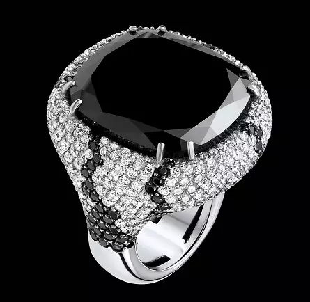 Ring mit schwarzem Diamant (51 Fotos): mit schwarzen und weißen Steinen, Ringspur mit großen Diamanten und Perlen 3162_36