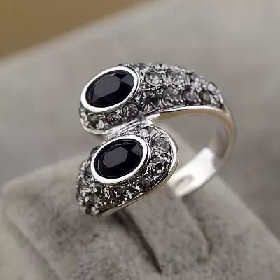 Прстен са црним дијамантским (51 фотографијама): са црним и белим камењем, прстеном са великим дијамантским и бисерима 3162_38