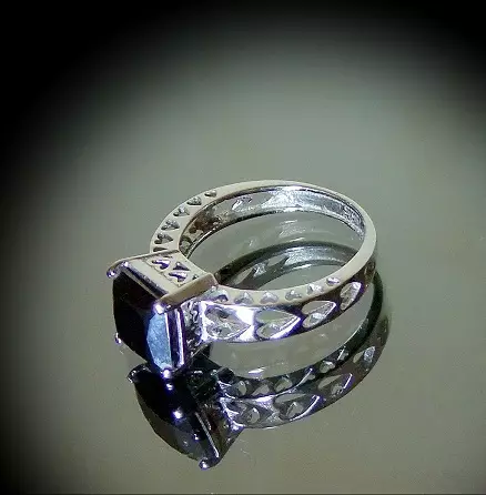 Prsten s crnim dijamantima (51 fotografije): s crno-bijelim kamenjem, zvona s velikim dijamantima i biserima 3162_48