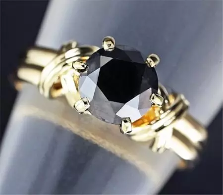 Ring mat schwaarzen Diamant (51 Fotoen): Mat schwaarz-wäisse Steng, Ring-Streck mat groussen Diamant a Pärelen 3162_5